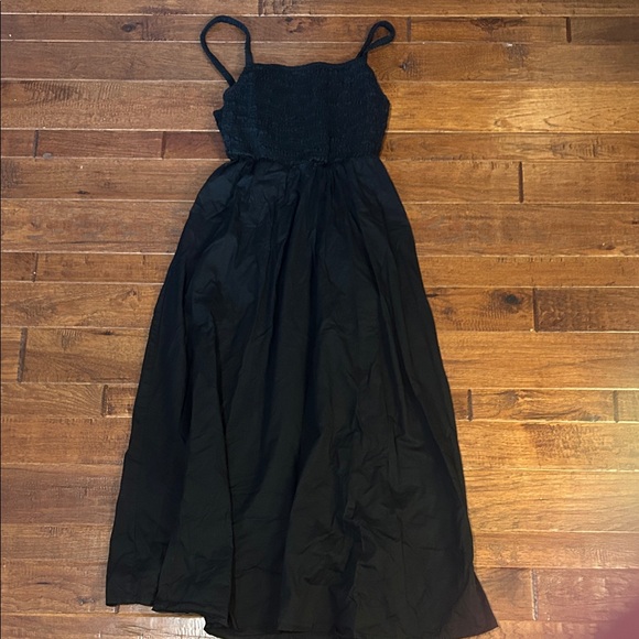 Old Navy Dresses & Skirts - Old Navy Black Smocked Bodice Thin Strap Maxi Dress